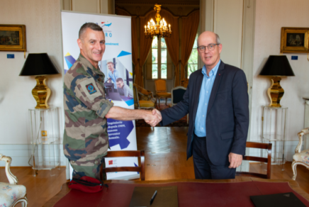 La 11e brigade parachutiste et l’ISAE-SUPAERO signent une convention-cadre pour le développement de drones de terrain innovants